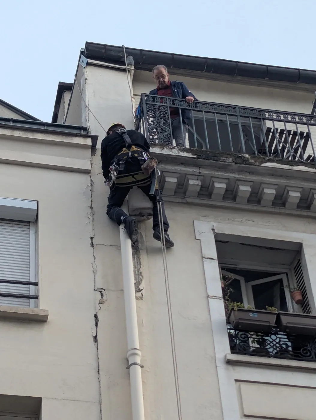 Couvreur Alebat en intervention sur corde sur la façade d’un immeuble haussmannien